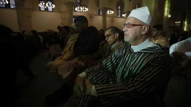 تجمع داخل مسجد لأداء صلاة عيد الفطر في الجزائر العاصمة