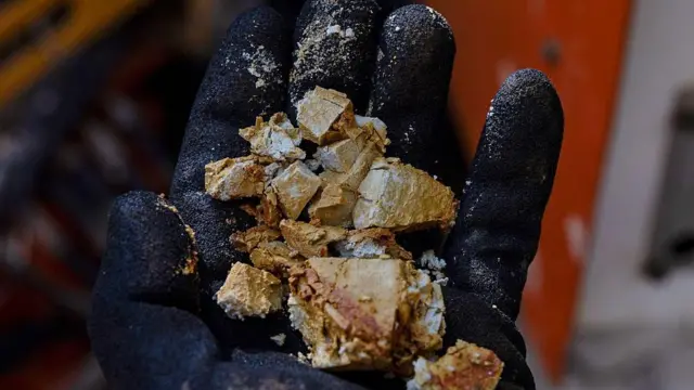 Un trabajador sostiene una muestra de suelo en un proyecto de exploración de tierras raras de Meteoric Resources en Caldas Novas, estado de Minas Gerais, Brasil.