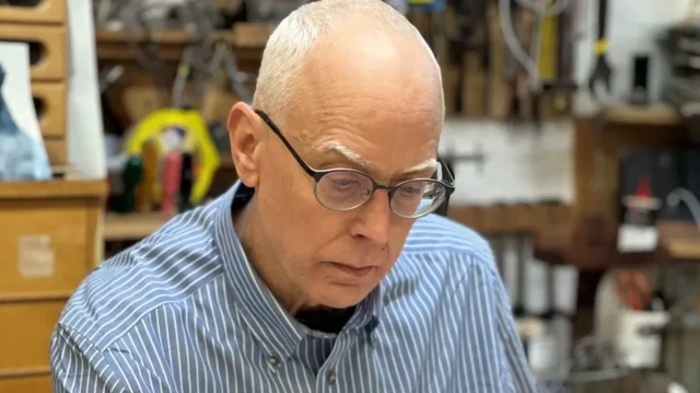 بن بیکن، نیکدار(کسی که به مرمت و نگهداری آثار هنری و لوازم خانگی قدیمی میپردازد) برای اولین بار این موضوع را کشف کرد