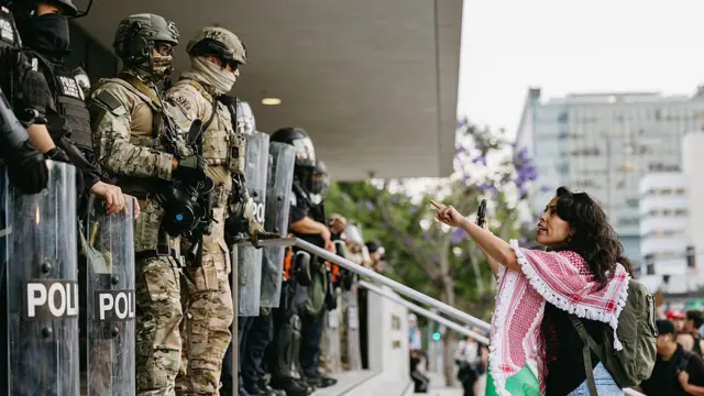 Национальные гвардейцы охраняют федеральное здание