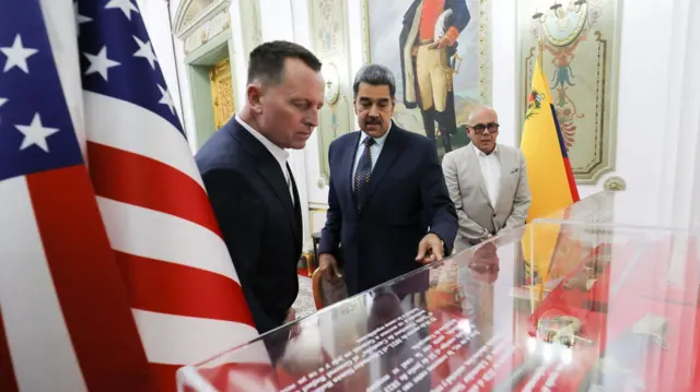 El presidente de Venezuela, Nicolás Maduro, muestra la espada del héroe de la independencia Simón Bolívar al enviado del presidente estadounidense Donald Trump, Richard Grenell, durante una reunión en el Palacio de Miraflores, en Caracas, Venezuela, el 31 de enero de 2025.