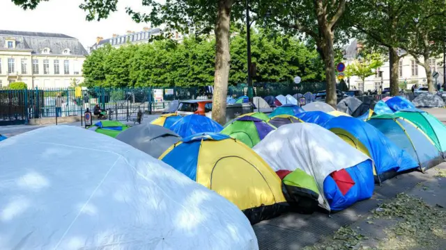 Acampamento de imigrantes em Paris