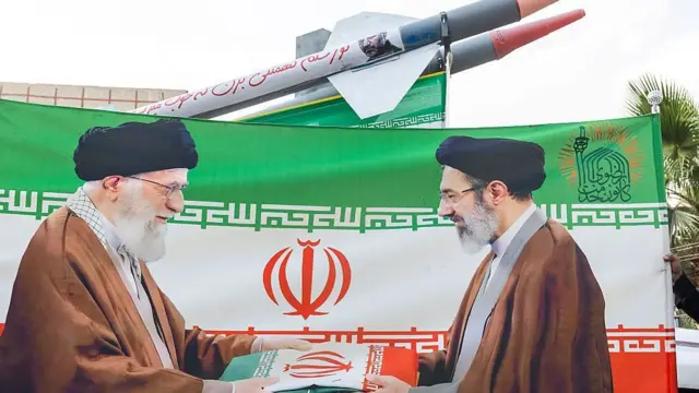 تصویر علی و مجتبی خامنهای روی یک بیلبورد