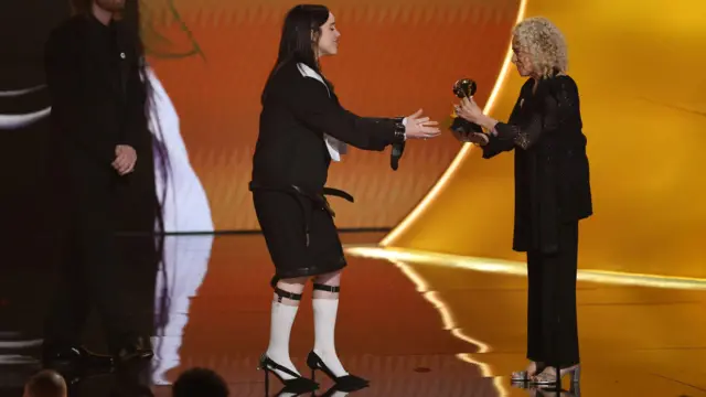 Билли Айлиш получает награду за лучшую песню года