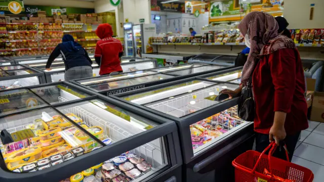 Calon konsumen melilih makanan kemasan di sebuah pusat perbelanjaan di Cikutra, Bandung, Jawa Barat, Selasa (3/9/2024). Badan Pusat Statistik (BPS) mencatat tingkat inflasi month to month Jawa Barat pada Agustus 2024 sebesar 0,07 persen.