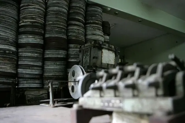 मेहबूब स्टुडिओच्या एका गोदामात ठेवलेली चित्रपटांची रीळं