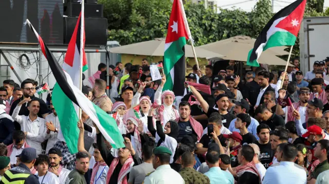 Abantu bari ku mihanda mu murwa mukuru Amman bishimira ubu bukwe 