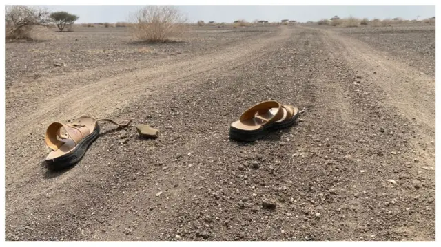 ከኦቦክ ወደ ጌሄሬ ስደተኞች በሚጓዙበት መንገድ ላይ የወደቀ ጫማ