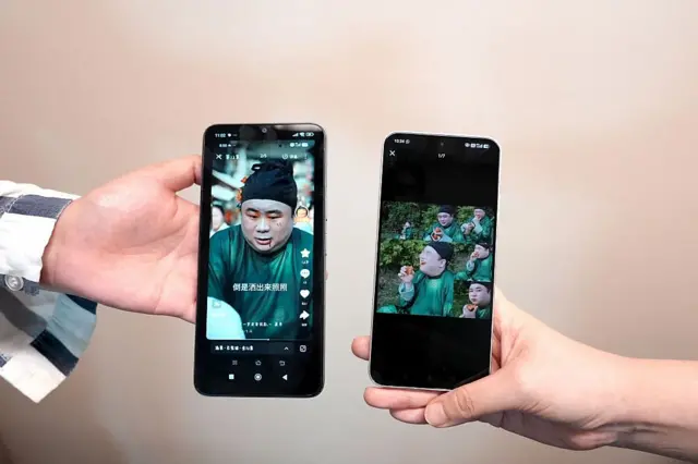 两只手拿着手机，手机里在播放短剧