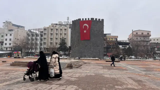 Diyarbakır'da sokakta yürüyen kişiler.
