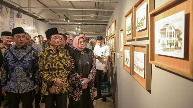 Menteri Agama Nasaruddin Umar (tengah) dan Menteri Kebudayaan Fadli Zon (kiri) melihat karya sejarah perkembangan Islam yang dipamerkan dalam Festival Harmoni Istiqlal di kawasan Masjid Istiqlal, Jakarta, Selasa (10/12/2024). 