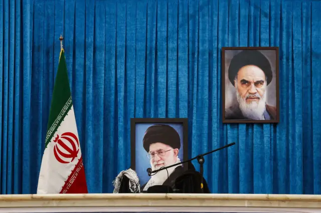 در مراسم امروز در آرامگاه روح الله خمینی صندلی خالی رهبر پیشین جمهوری اسلامی را با یک میکروفن گذاشته بودند