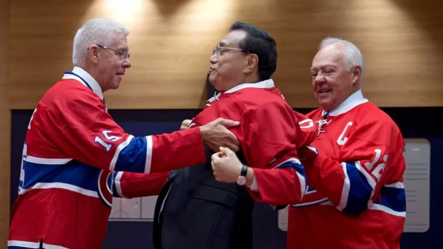 Ông Lý Khắc Cường mặc áo khúc côn cầu của đội Montreal Canadaiens NHL trong chuyến thăm Canada năm 2016
