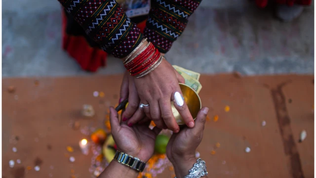 म्हपूजा गर्दा सगुन हातमा लिँदै 