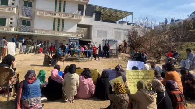 پناهجویان افغان در برابر دفتر ثبت و ‌ارجاع مهاجران کمیساریای عالی سازمان ملل در امور پناهندگان در اسلام آباد، ۱۵ فوریه ۲۰۲۲ خواستار رسیدگی به درخواست‌هایشان هستند
