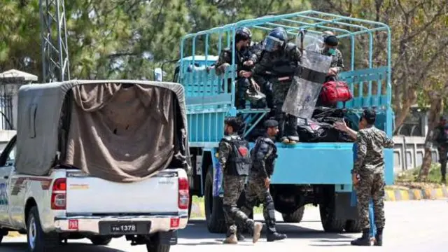 সহিংসতার আশংকায় ইসলামাবাদে আদালত ঘিরে কঠোর নিরাপত্তা বেস্টনি স্থাপন করা হয়।