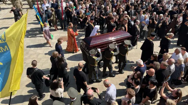 Труну з тілом Андрія Парубія виносять із Собора Святого Юра після служби 