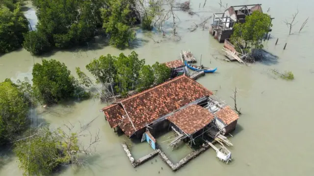 Pemandangan udara rumah yang hancur akibat abrasi air laut akibat perubahan iklim di Desa Bedono, Sayung, Demak, Jawa Tengah, pada 4 Mei 2024.