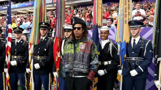 جی‌زی، رپر نامدار آمریکایی، هنگام سرود قبل از بازی کنار زمین ایستاد