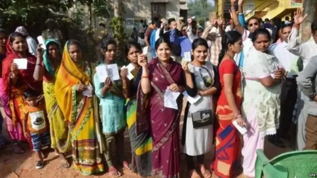 ਕਤਾਰ ਵਿੱਚ ਖੜ੍ਹੇ ਵੋਟਰ