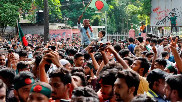 बाङ्ग्लादेशमा आन्दोलनकारी विद्यार्थीहरू 