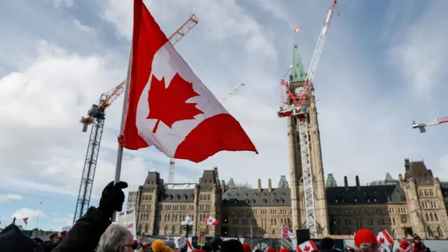 反特朗普群眾在渥太華國會大廈前揮舞加拿大國旗（9/3/2025）