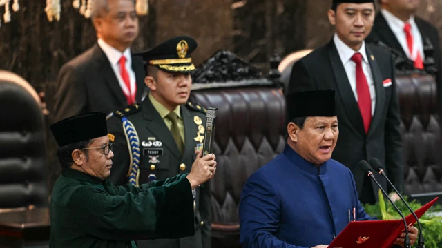 Presidente da Indonésia, Prabowo Subianto, falando ao microfone