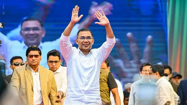 হাত তুলে সংবর্ধনা নিচ্ছেন তারেক রহমান