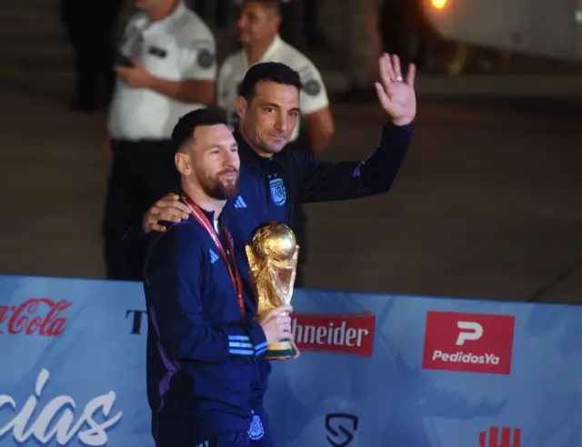 Lionel Messi et le sélectionneur Lionel Escaloni arrivent ce matin à l'aéroport d'Ezeiza, à Buenos Aires, en Argentine, le 20 décembre 2022, avec l'équipe championne du monde.