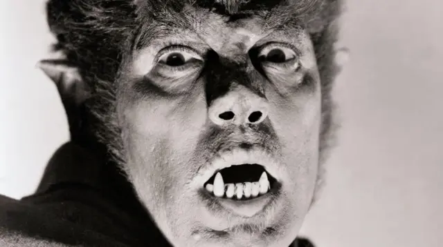 صورة لهنري هول في فيلم "مستذئب لندن" الذي أصدرته شركة يونيفرسال بيكتشرز عام 1935.