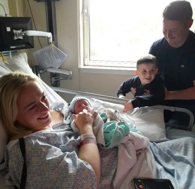 Beth McDermott avec son mari, Shaun, et leurs deux enfants à l'hôpital.