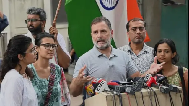 কংগ্রেস নেতা রাহুল গান্ধী ছাত্র নেতাদের সঙ্গে সাংবাদিক সম্মেলন করেন