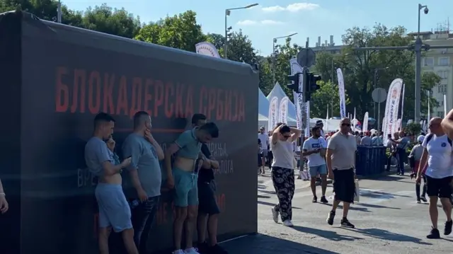 Људи на скупу власти стајали су у хладу поред импровизоване просторије облепљене натписом 'Блокадерска Србија'