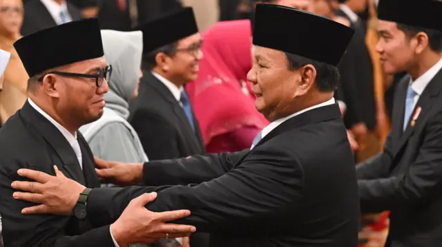 Presiden Prabowo Subianto (tengah) didampingi Wapres Gibran Rakabuming Raka (kanan) memberikan selamat kepada Wakil Kepala Badan Penyelenggara Haji Dahnil Anzar Simanjuntak (kiri) usai upacara pelantikan di Istana Negara, Jakarta, Selasa (22/10/2024).