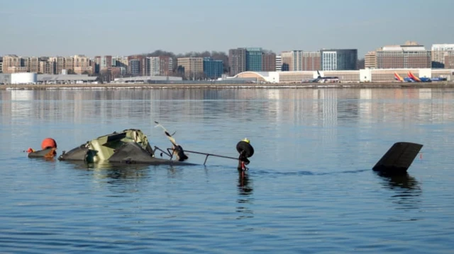 طائرة غارقة في المياه 