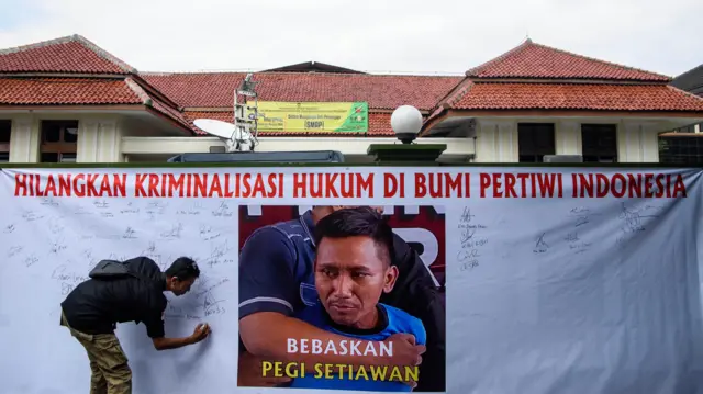 Sidang praperadilan Pegi Setiawan ditunda Pendukung menandatangani spanduk dukungan usai penundaan sidang perdana praperadilan Pegi Setiawan di Pengadilan Negeri Bandung, Bandung, Jawa Barat, Senin (24/6/2024).