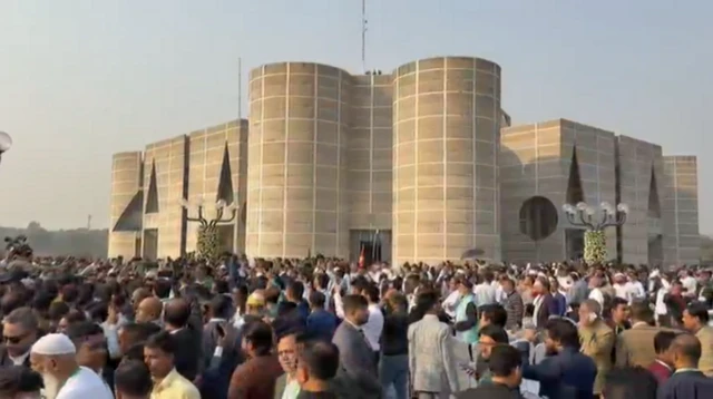 প্রথমবারের মতো জাতীয় সংসদের দক্ষিণ প্লাজায় বিএনপি সরকারের মন্ত্রিপরিষদের শপথ অনুষ্ঠিত হয়