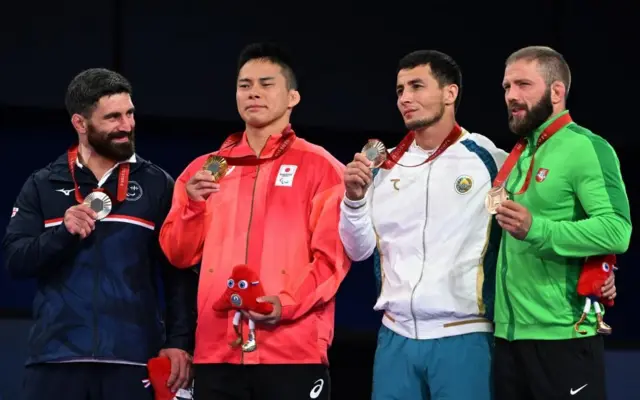 柔道男子73キロ級（弱視）で金メダルを勝ち取った瀬戸勇次郎（左から2人目）