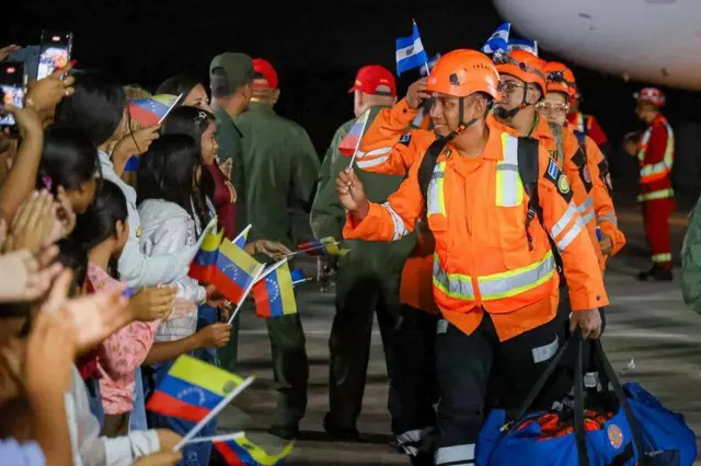La llegada a Venezuela de 188 rescatistas de El Salvador.