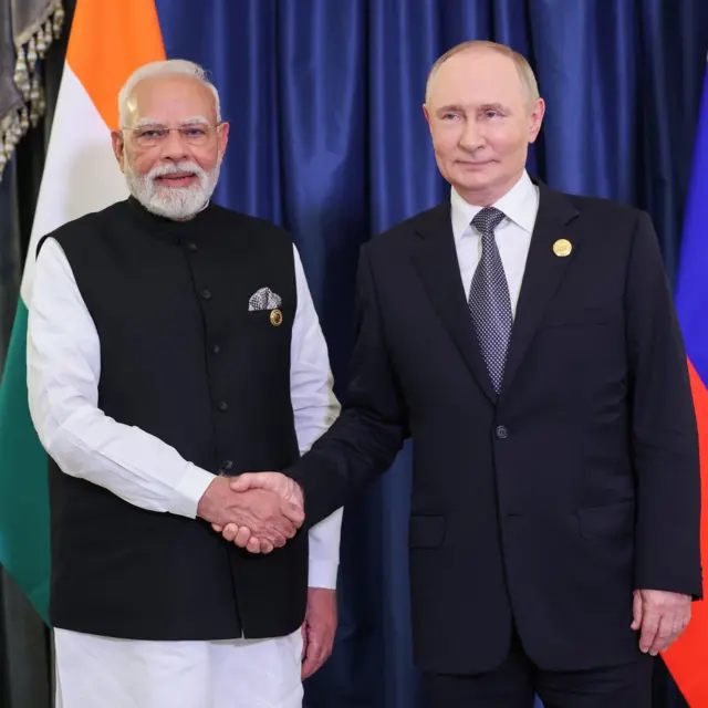 রুশ প্রেসিডেন্ট ভ্লাদিমির পুতিনের সঙ্গে দ্বিপাক্ষিক বৈঠকে ভারতের প্রধানমন্ত্রী নরেন্দ্র মোদী