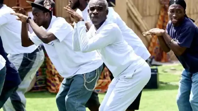 Dr Terry dey dance wit im students