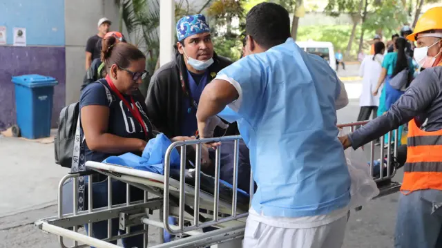 Una persona es ingresada en la sala de urgencias del hospital Pérez Carreño mientras continúan las operaciones de búsqueda y rescate tras los terremotos.