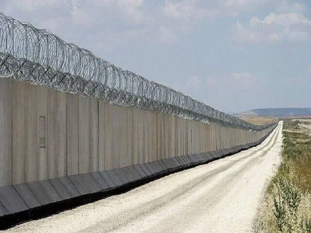 بخشی از دیوار مرزی ایران و افغانستان 