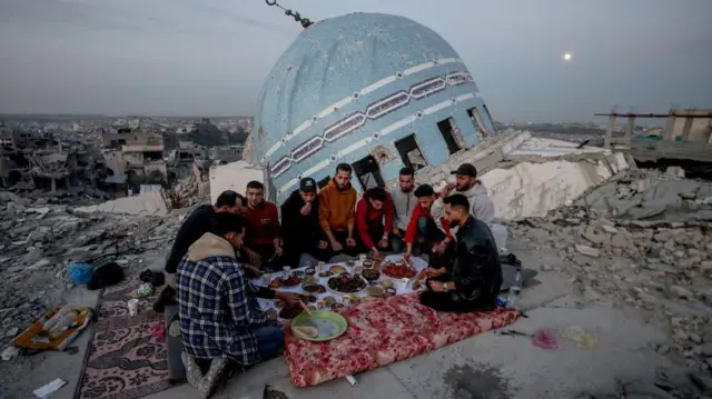 Warga Gaza berbuka bersama di Beit Lahiya, Gaza Utara.
