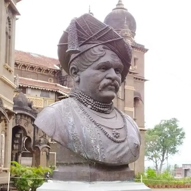 शाहू महाराजांचा पुतळा