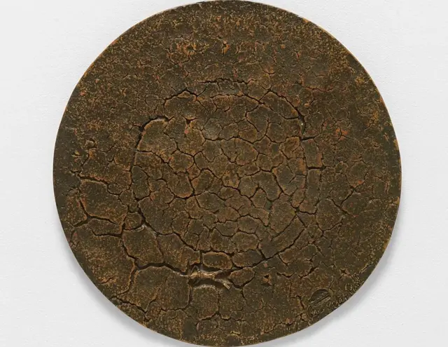 Sanaa hii ya shaba, FAULT, inatoa ishara mithili ya dunia iliyopasuka.