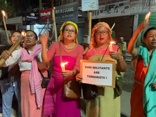 पुलिस थानों पर प्रदर्शन करती महिलाएं