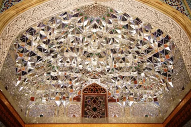 نمایی از یک تاق آینه دارد 