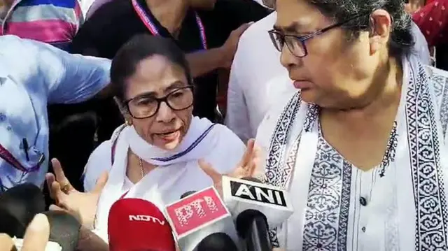 গাড়িতে আক্রমণের পরে সাংবাদিকদের মুখোমুখি মমতা ব্যানার্জী