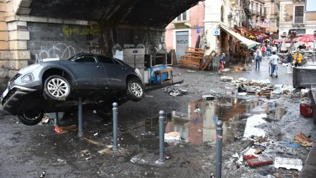Sellerde devrilen bir otomobil